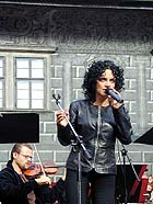 Lucie Bl pi zkouce na kocert muziklovch melodi, Mezinrodn hudebn festival, 11. 8. 2001, foto: Lubor Mrzek