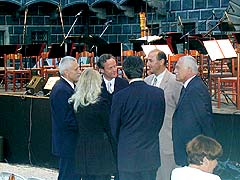 Vznamn host festivalu, zprava Vclav Klaus, Antonn Princ, Ciril Svoboda a Jan Zahradnk, Mezinrodn hudebn festival, 11. 8. 2001, foto: Lubor Mrzek