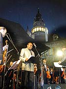Moises Parker a Nrodn symfonick orchestr bhem koncertu muziklovch melodi na II. ndvo pod zmeckou v v eskm Krumlov, Mezinrodn hudebn festival, 11. 8. 2001, foto: Lubor Mrzek