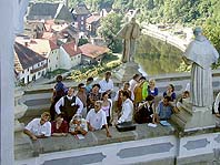 Slavnostn kest ploiny na opravu zpadn fasdy Hornho hradu vzbudil oprvnn zjem i u nhodnch kolemjdoucch, 16. 8. 2001, foto: Lubor Mrzek