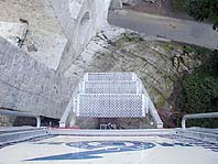 Mme i nouzov vchod, nen se eho bt! Slavnostn kest ploiny na opravu zpadn fasdy Hornho hradu, 16. 8. 2001, foto: Lubor Mrzek