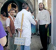 Mistr restaurtor Hluika peje mistru embala Mackovi spn vstup. Na pozad univerzln transparent. 16. 8. 2001, foto: Lubor Mrzek