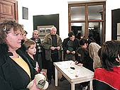 Zjemci o roli v komparzu filmu "Po stopch skladatel - Wolfgang Amadeus Mozart" ve foyeru Mstskho divadla v eskm Krumlov, 26. listopadu 2001, foto: Lubor Mrzek