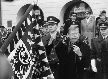 Václav Havel při udělení bojového praporu a bojové zástavy 1. česko-slovenskému praporu