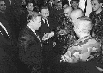 Prezidenti Václav Havel a Rudolf Schuster při setkání s vojáky v hotelu Růže