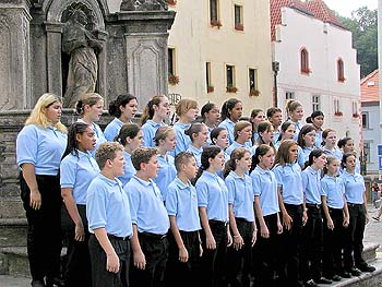 Miami Childern Choir - dtsk pveck sbor z Miami se sbormistrem Timem Sharpem na nmst Svornosti v eskm Krumlov, 10. ervence 2002, foto: Lubor Mrzek