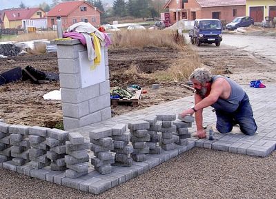 Po pouti poas dovolilo pokraovat na zkladn technick vybavenosti v lokalit Boletick II. etapa  na snmku Zdenk Karol z Chvalin dld budouc chodnk