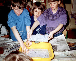Z Holubov 2005, vroba runho papru, 19. 4. 2005