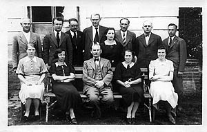 Keme 2006, fotografie z roku 1937, sedc zleva jsou uitelky: Foliov, Stoick, editel Schwarzinger, imekov a Malechov, stojc uitel zleva: Herl, Tome, Weis, Dvok, Batov, Smtka, Kube, Vochozka (zde pouze shoda jmen!)