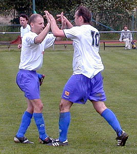 Keme 2006, fotbalist Keme v ervnu, Ji Kouba (vpravo, na snmku s M. Chromm)