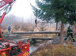 1.12.2006 - Zhotoven mostku pes Polenici v Novosedlech u Trhln. Pomhali hasii z eskho Krumlova.