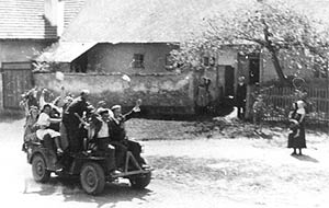 Prvn Jeep pijel 9.5.1945 od Brloha, historick foto