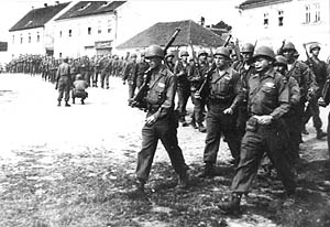 Nstup odstelova, Keme, kvten 1945, historick foto