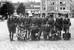 Odjezd dorostenc Sokola Keme na X. vesokolsk slet v Praze 1938, historick foto