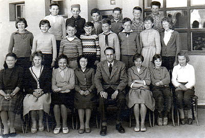 Keme - p.u.Ji Pokorn jako tdn uitel se svou tdou 7.A v roce 1962, historick foto