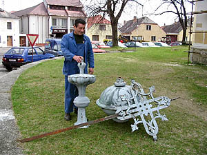 Keme 2002, oprava ve kostela