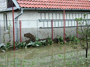 Keme 2002 - zplavy, znien zahrady po opadu vody, Chlum, foto Jan K
