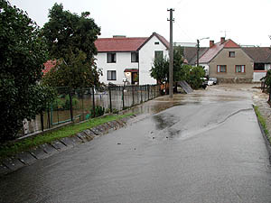 Keme 2002 - zplavy, ucpan propust pod silnic v Chlumu vytvoila hrz, kter vodu zvedla tm o dva metry, foto Jan K