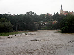 Keme 2002 - zplavy, rozvodnn ptok Kemeskho potoka pod Kem, foto Jan K