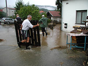 Keme 2002 - zplavy, pomoc soused pi odklzen nsledk velk vody, foto Jan K