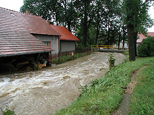 Keme 2002 - zplavy, voda se val Chlumem, stav pi kulminaci je vidt na obydl, foto Jan K