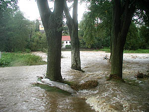 Keme 2002 - zplavy, rozvodnn Kemesk potok pod Jnkem, foto Jan K