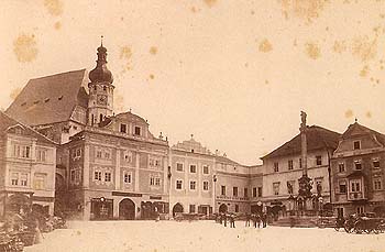 Náměstí v Českém Krumlově, v pozadí kostel sv. Víta s barokní věží, historické foto