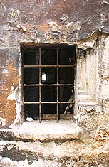 Radnin . p. 27 - zbytky kamennho ostn oknka, stav ped rekonstrukc