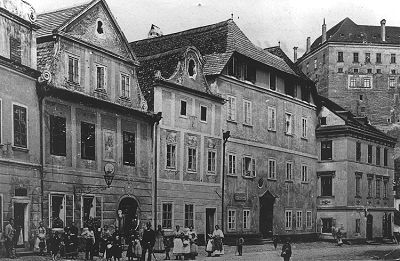 Průhled Širokou ulicí v Českém Krumlově, historická fotografie z počátku 20. století 