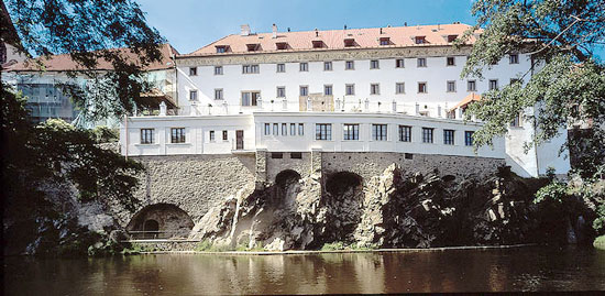 Hotel Re esk Krumlov, Ansicht von der Sdseite vom Fluss Vltava aus