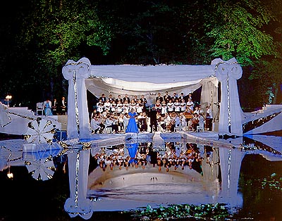 Mezinrodn hudebn festival, vodn hudba na jezrku v zahrad zmku esk Krumlov