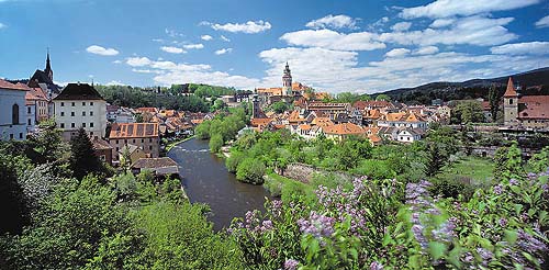 Celkový pohled na město Český Krumlov v jarním období, v popředí kvetoucí šeříky, foto: Libor Sváček