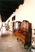 Chodba 2. patra Okresnho vlastivdnho muzea v eskm Krumlov se sbrkou historickho nbytku