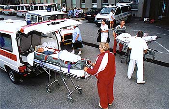 Zchrann sluba esk Krumlov - transport zrannch turist z havarovanho francouzskho autobusu (24. 6. 1998)