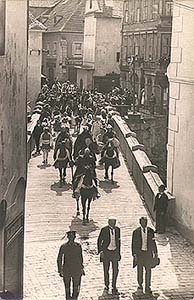 Festival in esk Krumlov, procession across Lazebnick Bridge, historical photo
