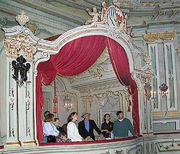 Velvyslanec USA v České republice John Shattuck během prohlídky barokního divadla zámku Český Krumlov, foto: Lubor Mrázek