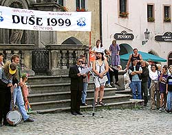 Slavnostní projev historika plaveb po Vltavě pana Pavla Slavka na náměstí Svornosti před závodem 1. mistrovství světa DUŠE 1999