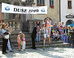Slavnostní projev prezidenta firmy Rumyší díra pana Jiřího Ruma Škarvady na náměstí Svornosti před závodem 1. mistrovství světa DUŠE 1999