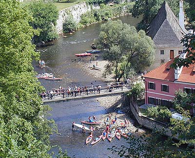 Fluss Vltava unter dem Schloss esk Krumlov, Wassersportlerbelagerung , Foto: Lubor Mrzek
