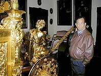 Předseda Senátu Filipínské republiky Jeho Excelence pan Aquilino Q. Pimentel, Jr. při prohlídce Eggenberského kočáru na zámku Český Krumlov, 7. dubna 2001, foto: Lubor Mrázek