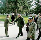 Uvítání ministra národní obrany Rumunska pan Ioana Pascua při příjezdu na Výcvikovou základnu mírových sil Český Krumlov