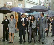 Španělský korunní princ Felipe vychází na procházece městem Český Krumlov za doprovody starosty Antonína Prince, 5. května 2001, foto: Lubor Mrázek