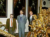 Španělský korunní princ Felipe u zlatého kočáru v Eggenberském sále zámku Český Krumlov za doprovody starosty Antonína Prince a vedoucího správy zámku Pavla Slavka, 5. května 2001, foto: Lubor Mrázek