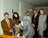 Španělský korunní princ Felipe při zápisu do pamětní knihy zámeckého divadla v Českém Krumlov, 5. května 2001, foto: Lubor Mrázek