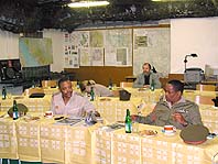 Velitel národních obranných sil Jihoafrické republiky během návštěvy Výcvikové základny mírových sil Český Krumlov