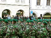 Předání bojových zástav Česko-slovenskému praporu KFOR na náměstí Svornosti v Českém Krumlově, 25. ledna 2002, foto: Lubor Mrázek