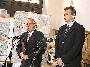Ministři obrany Jozef Stank a Jaroslav Tvrdík během tiskové konference v prostorách hotelu The Old Inn v Českém Krumlově, 25. ledna 2002, foto: Lubor Mrázek