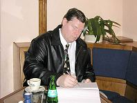 Prezident Kiwanis International Brian Cunat během zápisu do pamětní knihy Unios Internet Café v Českém Krumlově, 16.2.2002, foto: Lubor Mrázek