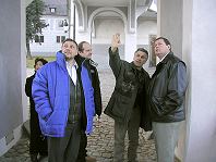 Prezident Kiwanis International Brian Cunat s doprovodem při prohlídce zámku Český Krumlov, 16.2.2002, foto: Lubor Mrázek