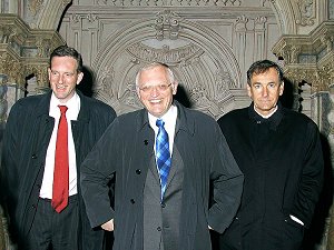 Představitelé Evropské unie v čele s komisařem Günterem Verheugenem na jevišti zámeckého barokního divadla, 12. dubna 2002, foto: Lubor Mrázek
